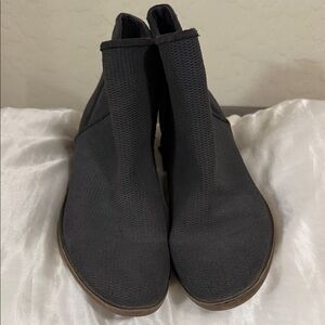 Women’s Kensie Gerona  size 8  Gray Ankle Boots